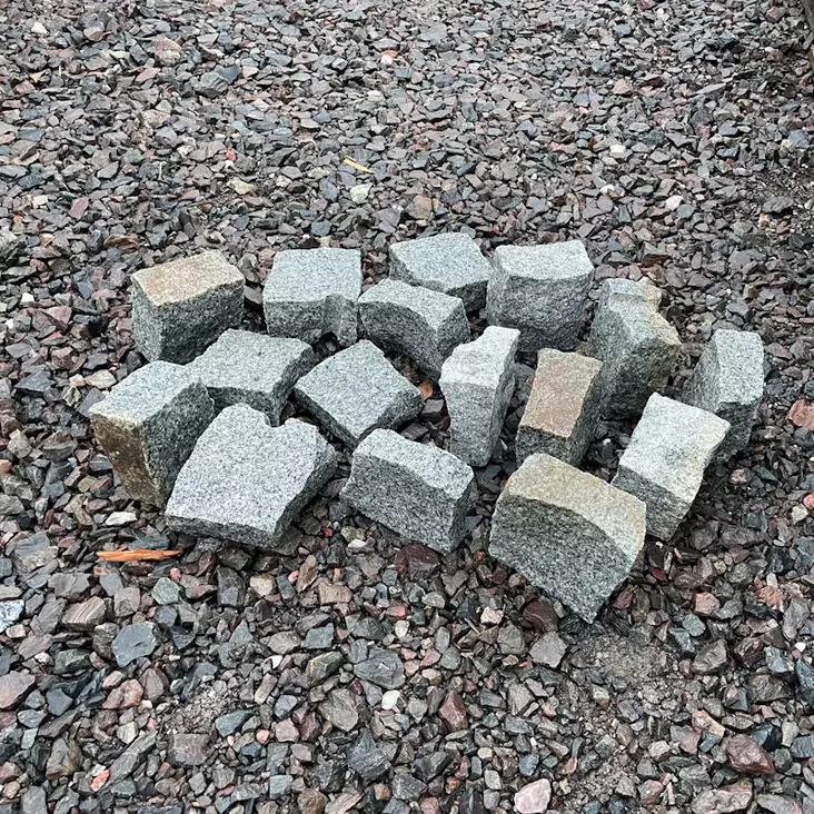 POISTOERÄ Noppakivi Kurun Harmaa graniitti 10x10x5 cm, 2-laatu - Poistokori - 1000030 - 1