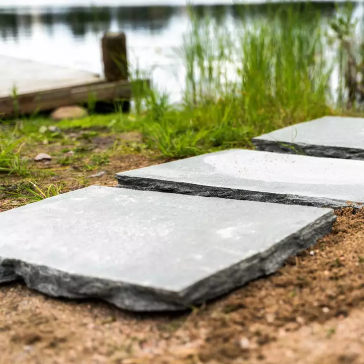 Pihalaatta Alta harmaa askelkivi 500x500x30-50 mm luonnonkivilaatta - Askelkivet ja polkukivet - 3011 - 1