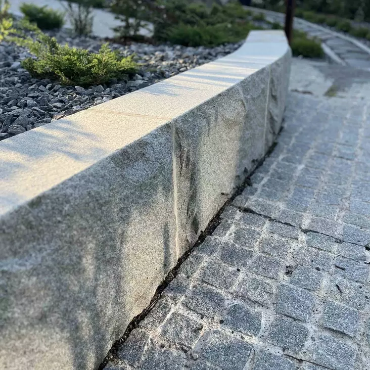Graniitti Muurikivi Kurun harmaa | Sivut lohkottu | Yläpinta Poltettu | Tilaustuote -  - 4272 - 1