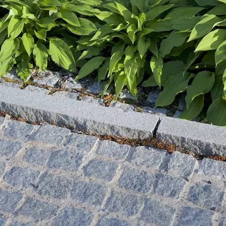 Graniitti Reunakivi Kurun harmaa Luonnonkivi | Sivut lohkottu | Yläpinta poltettu - Reunakivet, luonnonkivet - 4234 - 1