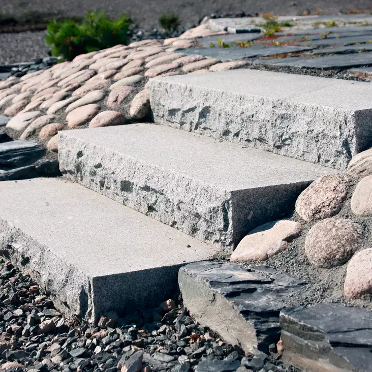 Porraskivi Graniittiporras harmaa lohkottu etupinta, 900x410x130 mm - Porraskivet, luonnonkivet - 2604 - 1