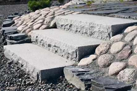 Porraskivi Graniittiporras Kurun harmaa, lohkottu etupinta, 1200x410x130 mm - Porraskivet, luonnonkivet - 2605 - 1