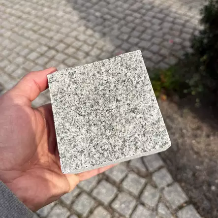 Graniitti Noppakivi Kurun Harmaa Mitallistettu - Yläpinta lohkottu - Sivut sahattu - Noppakivet ja nupukivet - 4268 - 2