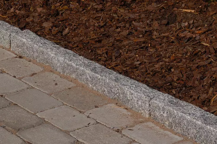 Reunakivi graniitti R10, harmaa, 100-115x25x10 cm - Reunakivet, luonnonkivet - 1118 - 1