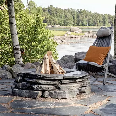 Luonnonkivinuotio Sisu + 5m2 Sisu Oriveden Rust 3-5 cm pihaliuskekivet - Nuotiopaikka - 2609 - 2
